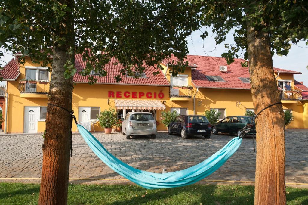 Hotel Autoscsarda Es Panzio Makó Exterior foto